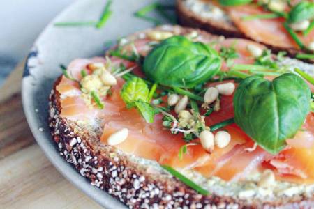 brood-met-zalm-basilicum-en-bieslook