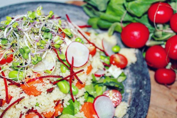 kleurrijke vegetarische couscoussalade - Healthylivinglisan