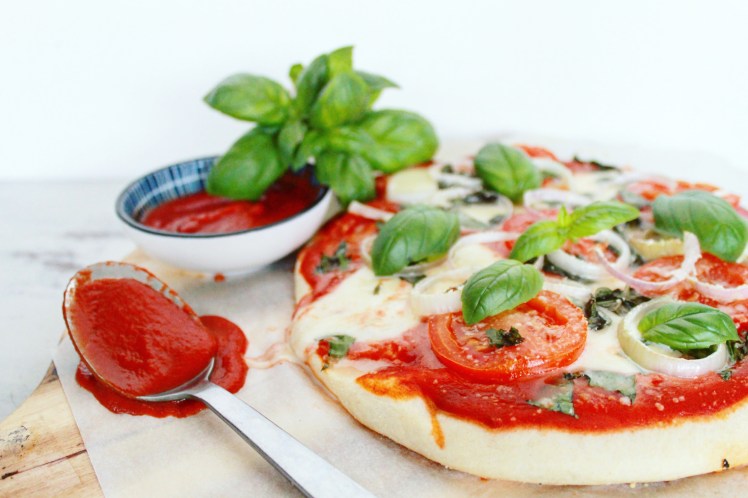 Bloemkoolpizza met verse tomaat en basilicum - Healthylivinglisan