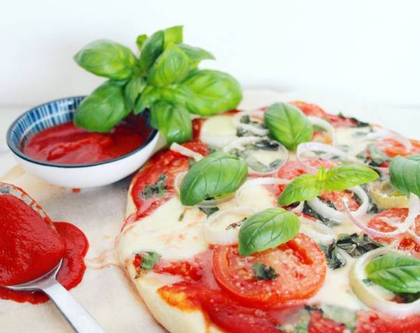 Bloemkoolpizza vegetarisch belegd - Healthylivinglisan