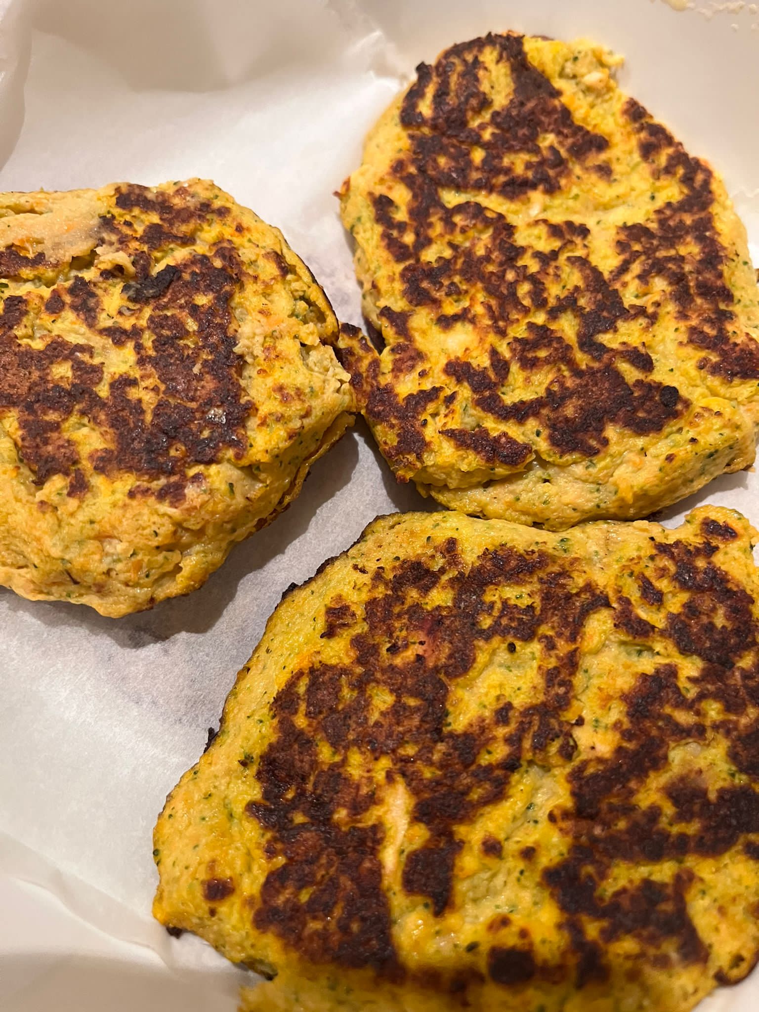 groente pannenkoek met zoete aardappel, wortel, broccoli en bloemkool en zalm
